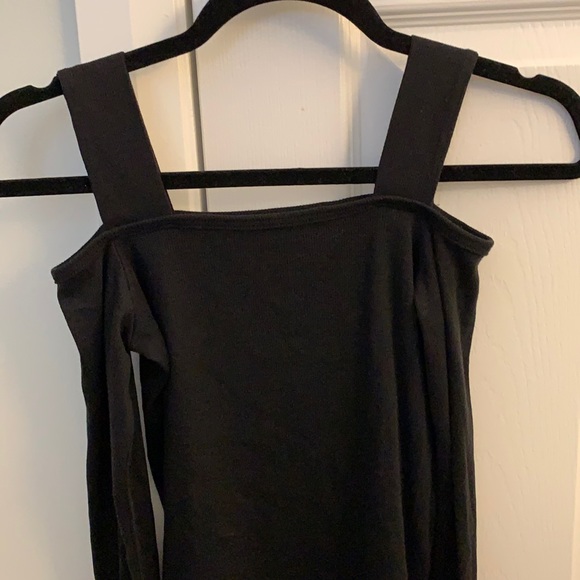 Size 4, off the shoulder long sleeve - Picture 1 of 2